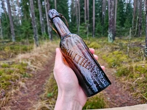 WWI ORIGINAL GERMAN SCHULTHEISS IRON CROSS BEER BOTTLE CHRISTMAS BATTLES - Picture 1 of 10