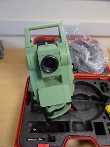 Leica TCR705 Total Station with two batteries, charger and cable - Picture 1 of 5