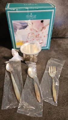 Toalla de colección 1992 platero bebé taza plateada cuchara tenedor alimentación nueva caja abierta Foto 1 de 4