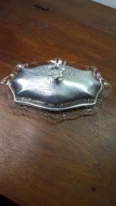 Plato de mantequilla de vidrio transparente y cubierto de aluminio vintage MCM BONITO diseño de flores - Imagen 1 de 17