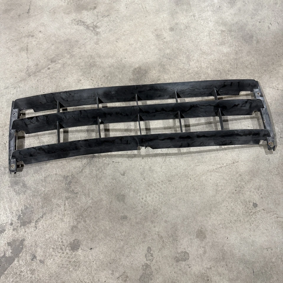 Parachoques delantero parrilla inferior SA 78-80 Mazda RX7 Foto 1 de 4