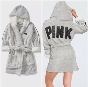 Neu in Verpackung Victoria's Secret PINK Morgenmantel grau Glitzer Sherpa gefüttert Kapuze - M/L - Bild 1 von 1
