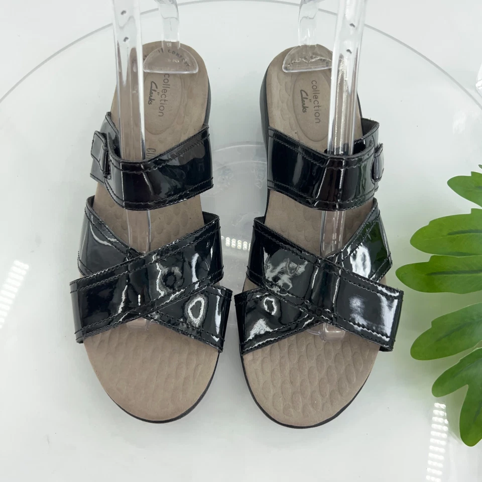 Sandalia Clarks para mujer Alexis Art talla 9 cuña baja negra charol tobogán Foto 1 de 4
