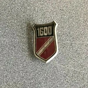 OLD MOTOR VEHICLE BADGE - Ford Classic 1600 Rear Boot Shield Metal Silver Red - Picture 1 of 3