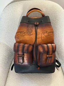 Bolso Mochila 100% Auténtico Berluti Horizon Scritto Cuero Marrón PVP £3.900 Nuevo - Imagen 1 de 12