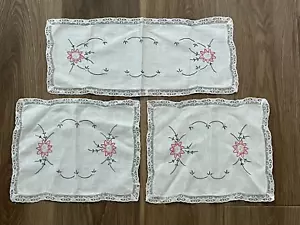 Juego de 3 cabañas de colección bordado a mano de lino floral borde de encaje corredor doily - Imagen 1 de 6