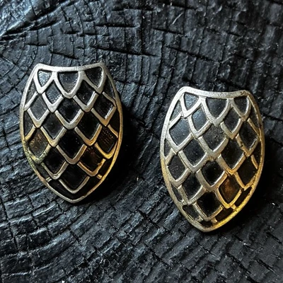 Un par de fundas de botones de zapatos plateadas y negras de la década de 1920 con diseño SHIELD de patrón # Foto 1 de 4