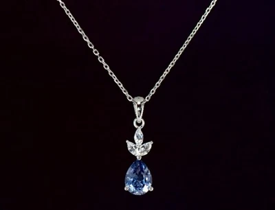 Collar de zafiro creado en laboratorio azul y blanco en forma de pera Gems of Serenity Foto 1 de 4