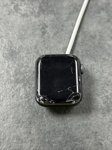 Apple Watch Series 6 40MM Space Grey Case - Czarny pasek sportowy (GPS + CEL) - Uszkodzony - Zdjęcie 1 z 4