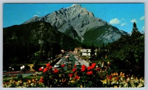 Main Street Banff And Cascade Mountain, Alberta, Canada, Vintage 1978 Postcard - Bild 1 von 2