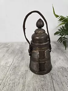 Correas de cuero antiguas vintage de contenedor con forma de jarra de latón con tapa de metal - Imagen 1 de 9
