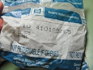 NOS GM 10199465 Front Door Upper Window Garnish Moulding Clip 1990-96 - Picture 1 of 2