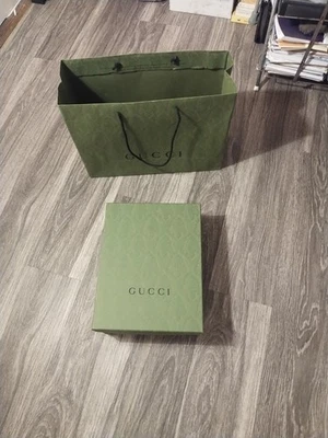 Gucci Caja Vacía 11-1/2" x 14-1/2" x 5-1/4" con Bolsa Foto 1 de 4