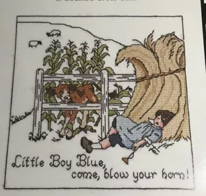 Kleiner Junge blau echte Mutter Gans Kreuzstichmuster Kinderreim Reime Horn - Bild 1 von 4