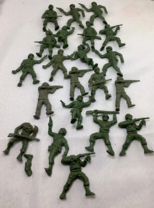Vintage 1950s Lido 18 Pc Lot 60mm Green Army Men Toy Soldiers Webbed Helmets - Picture 1 of 14