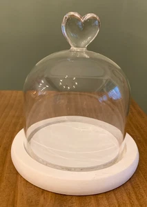 Cloche in vetro con cuore in cima su lavagna bianca - Foto 1 di 2