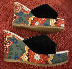 New Womens Wedge Sandals High Heel Platform Slip On Floral Print Red Black Sz 7 - Picture 1 of 7
