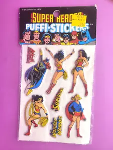 DE COLECCIÓN BATGIRL MUJER MARAVILLA SUPERGIRL SUPERHÉROES PUFFI-PEGATINAS SELLADAS 1979 - Imagen 1 de 2