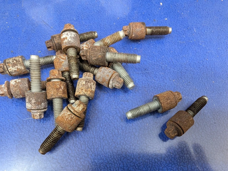 BMW X5M X6M 2010-2014 (E70 E71) MOTOR 4,4 L S63 - Pernos de cabezal colector de escape Foto 1 de 3