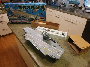 Large 31" INDEPENDENCE US AIRCRAFT CARRIER w 6 Diecast Fighters Redbox 69016 - Picture 1 of 11