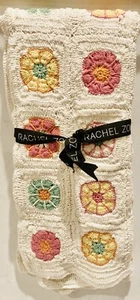 Coperta all'uncinetto 50x60 quadrati floreali con bordo squalop di Rachel Zoe nuova con etichette - Foto 1 di 6