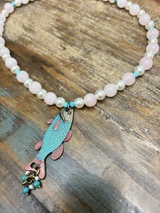 "Precioso collar de peces de metal y cuentas hecho artesanalmente turquesa y rosa 17""" - Imagen 1 de 5