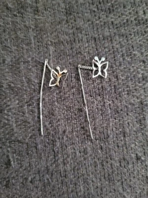 🦋 Juego de 2 alfileres para el cabello de mariposa pequeña tono plateado 🩶 Foto 1 de 3