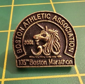 BOSTON MARATHON 105° PIN 2001 ASSOCIAZIONE ATLETICA CORRIDORI MASSACHUSETT - Foto 1 di 2