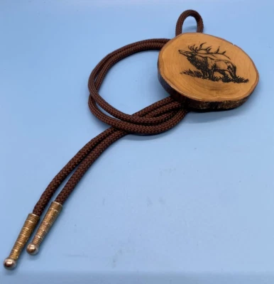Corbata Bolo / Disco de madera marrón / Deportista / Alce bien grabado / Sellado 90's Vintage Foto 1 de 4