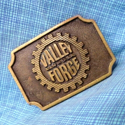 Fivela de cinto promocional Valley Forge feita nos EUA logotipo parafuso de engrenagem vintage anos 70 latão .SHY324 - Imagem 1 de 4