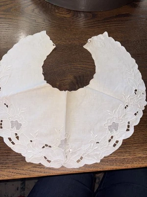 Cuello de algodón vintage con detalles inferiores de ganchillo con cierre de perlas de imitación Foto 1 de 4