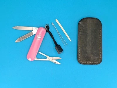 Victorinox 经典粉红色瑞士军刀多功能工具 58 毫米,带皮革鞘! — 第 1/4 张图片