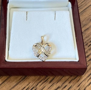 Colgante de corazón de diamante de oro amarillo de 9 quilates, 1,3 cm de largo, 1,15 g - Imagen 1 de 5