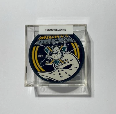TEEMU SELANNE DISCO AUTOGRAFIADO PATOS PODEROSOS CON VITRINA Foto 1 de 4