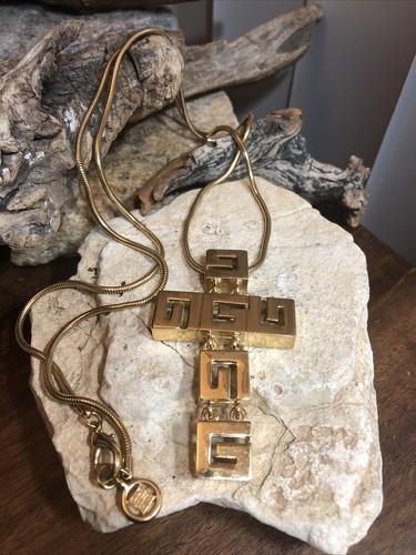 GIVENCHY Paris New York Collana con ciondolo CROCE articolato tono oro 59 0 g