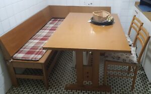tavolo da cucina con panca angolare e due sedie