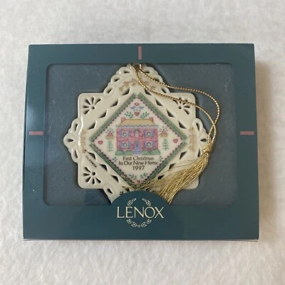 Adorno Lenox Vintage 1997 Primera Navidad en Nuestra Nueva Casa Cerámica Borla Dorada Foto 1 de 4