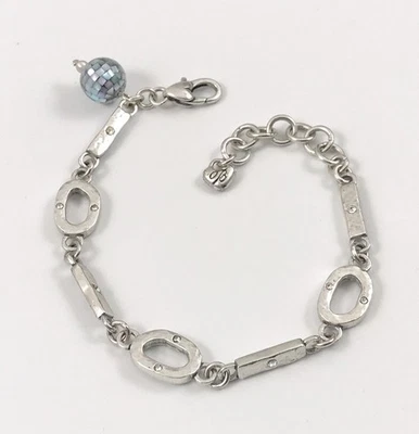 Pulsera de eslabones de plata martillada con dije de madreperla campana azul Brighton. #1092 Foto 1 de 4