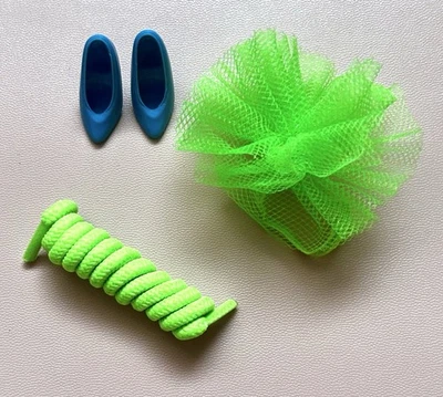 🤍 Barbie 🤍 1992 Vintage Totally Hair Teresa Doll Shoes & Accessories Spares - Image 1 of 2