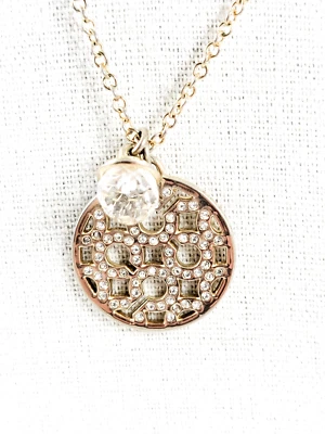 Collar colgante de cristal y diamantes de imitación en tono dorado Coach de diseñador Foto 1 de 4