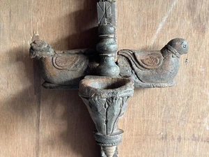 RARA LÁMPARA DE ACEITE/PORTAVELAS COLGANTE DE PARED CABALLO/PÁJAROS DE MADERA TALLADA A MANO DE COLECCIÓN - Imagen 1 de 21