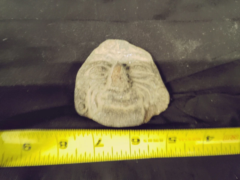 Cara de piedra vieja espeluznante Foto 1 de 1