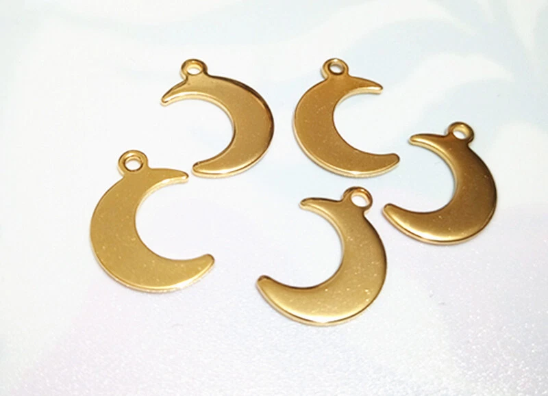 5pz ciondoli luna in acciaio inox 15x11mm colore oro bijoux - Immagine 1 di 1