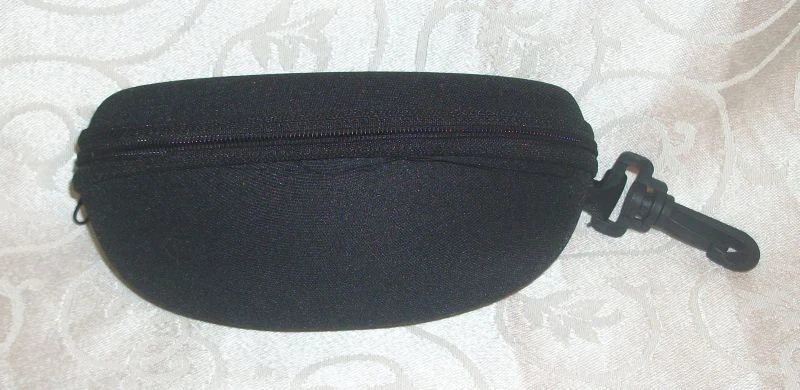 Estuche rígido de vidrio profundo de nailon negro de viaje con cremallera y clip Foto 1 de 1