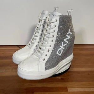 Tenis con cuña DKNY Sophie imitación cuero blanco plata 9,5 m - Imagen 1 de 10