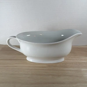 Pottery Barn Classic White Porcelain Gravy Boat Tabletop Serveware Dish Elegant - Picture 1 of 8