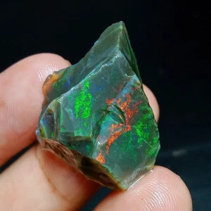 Ópalo de cristal oscuro natural de 33,50 quilates en bruto 28x24x14 mm verde brillante y rojo fuego - Imagen 1 de 7