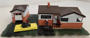 Bachmann Spur Z zweistöckiges Weißes Haus mit Autofiguren und freistehender Garage - Bild 1 von 5
