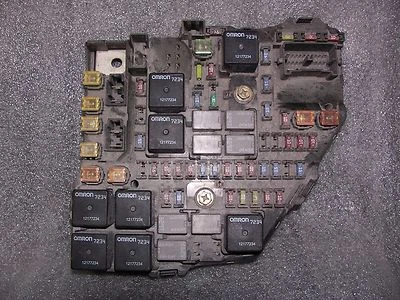 SOME 2004-2007 CADILLAC CTS OEM ENGINE BAY FUSE & RELAY BOX COMPARTMENT 25743052 - Image 1 of 4