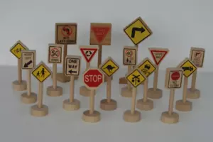 WOODEN TRAFFIC ROAD SIGNS PLAY SET MODEL TRAIN CAR BULK LOT - Picture 1 of 8